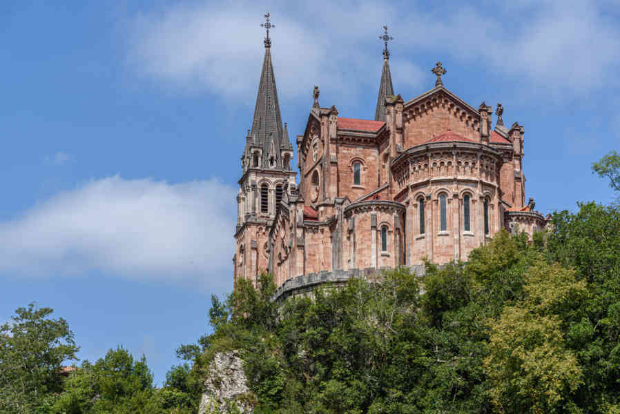 Principado de Asturias 034 - parque nacional de los Picos de Europa - santuario de Covadonga - basílica.jpg